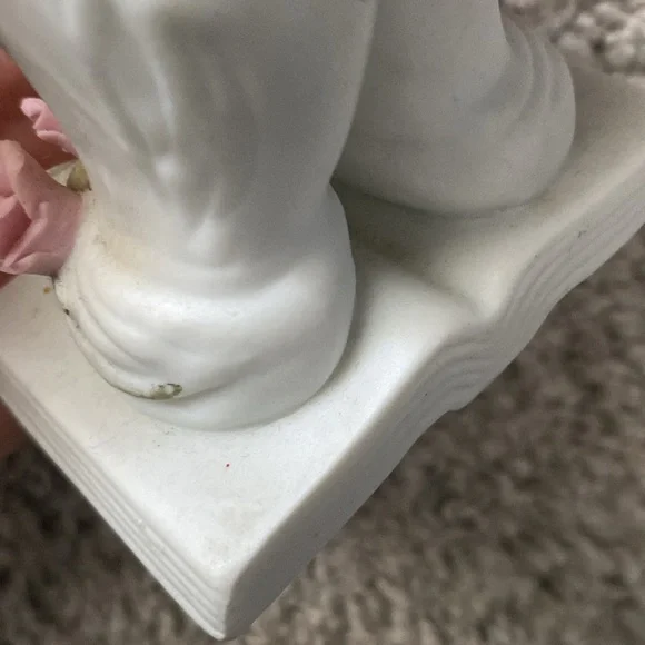 Vintage prayer hands over book and roses figurine - Picture 8 of 14